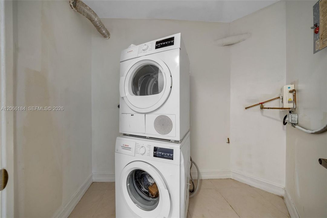 For Sale: $300,000 (2 beds, 2 baths, 1000 Square Feet)