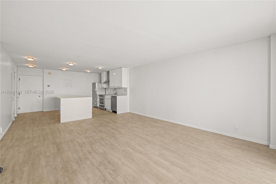 Active With Contract: $475,000 (1 beds, 1 baths, 950 Square Feet)