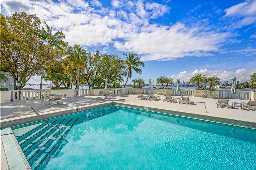 Active With Contract: $475,000 (1 beds, 1 baths, 950 Square Feet)