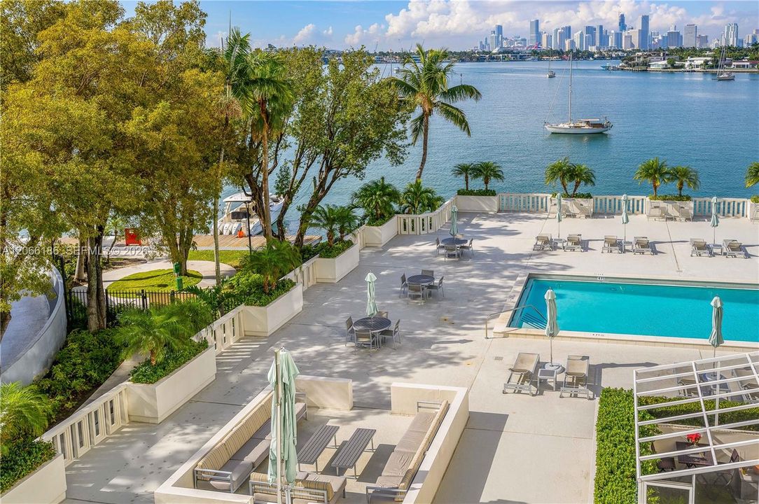 Active With Contract: $475,000 (1 beds, 1 baths, 950 Square Feet)
