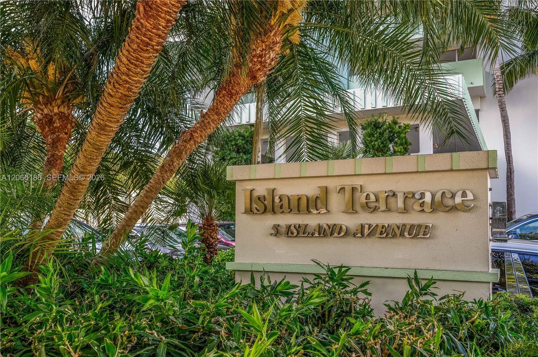 Active With Contract: $475,000 (1 beds, 1 baths, 950 Square Feet)