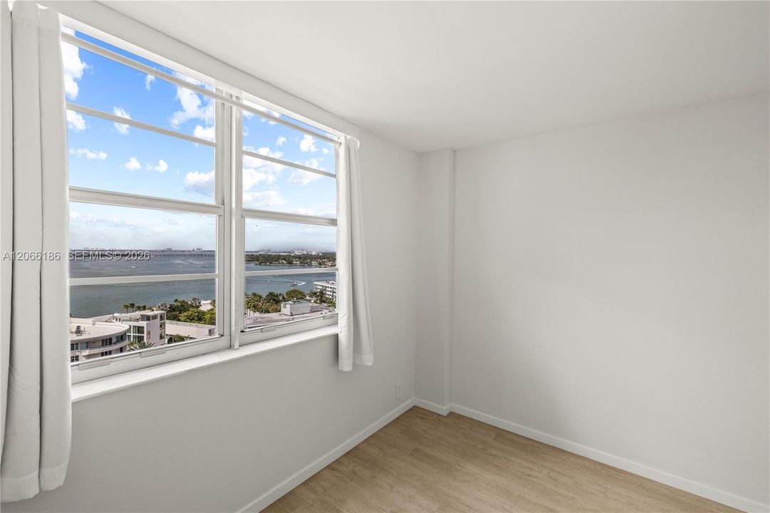 Active With Contract: $475,000 (1 beds, 1 baths, 950 Square Feet)