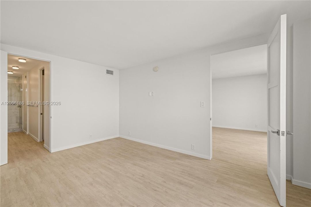 Active With Contract: $475,000 (1 beds, 1 baths, 950 Square Feet)