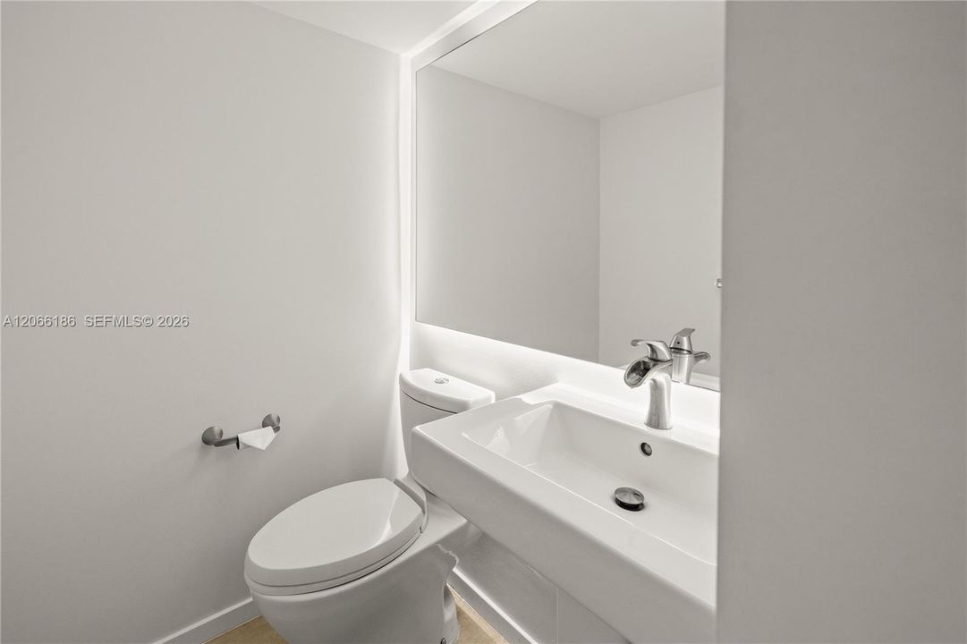 Active With Contract: $475,000 (1 beds, 1 baths, 950 Square Feet)