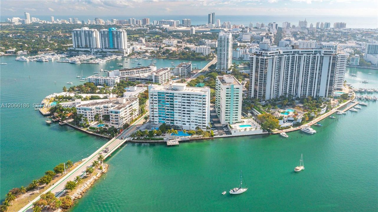 Active With Contract: $475,000 (1 beds, 1 baths, 950 Square Feet)