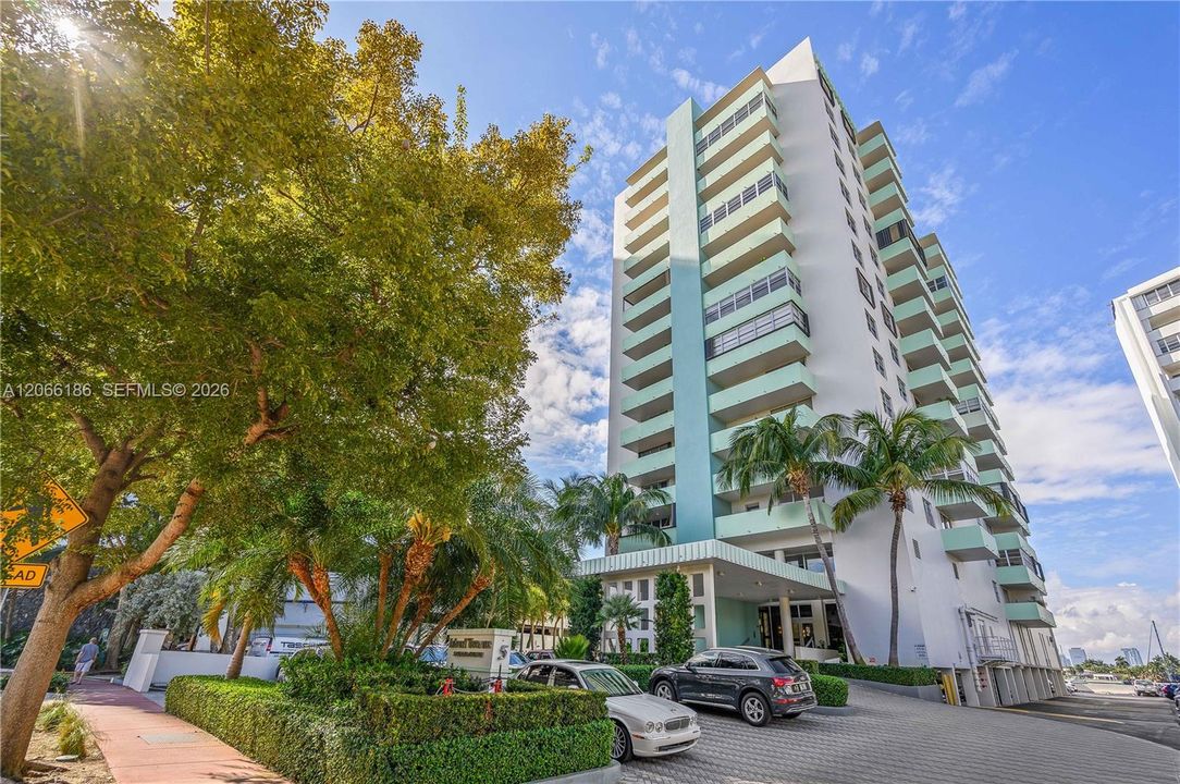 Active With Contract: $475,000 (1 beds, 1 baths, 950 Square Feet)
