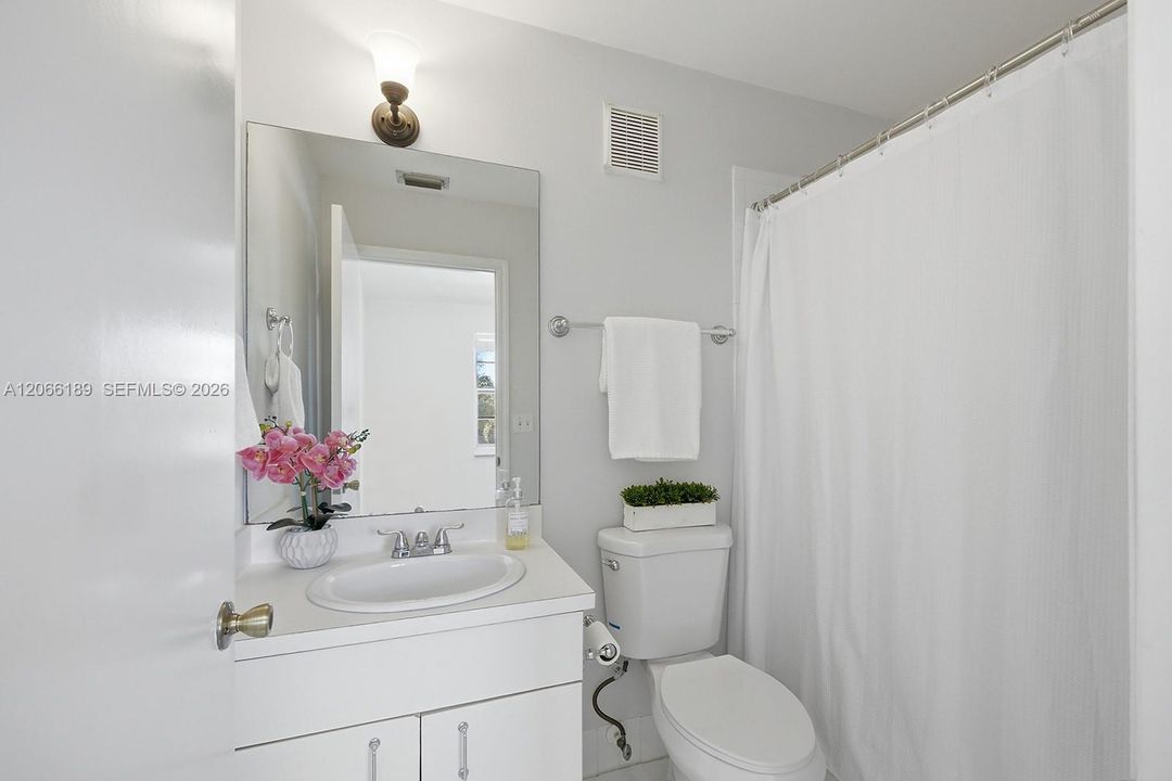 For Sale: $415,000 (2 beds, 2 baths, 1024 Square Feet)