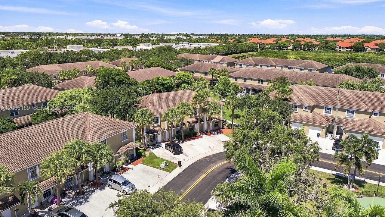 For Sale: $415,000 (2 beds, 2 baths, 1024 Square Feet)