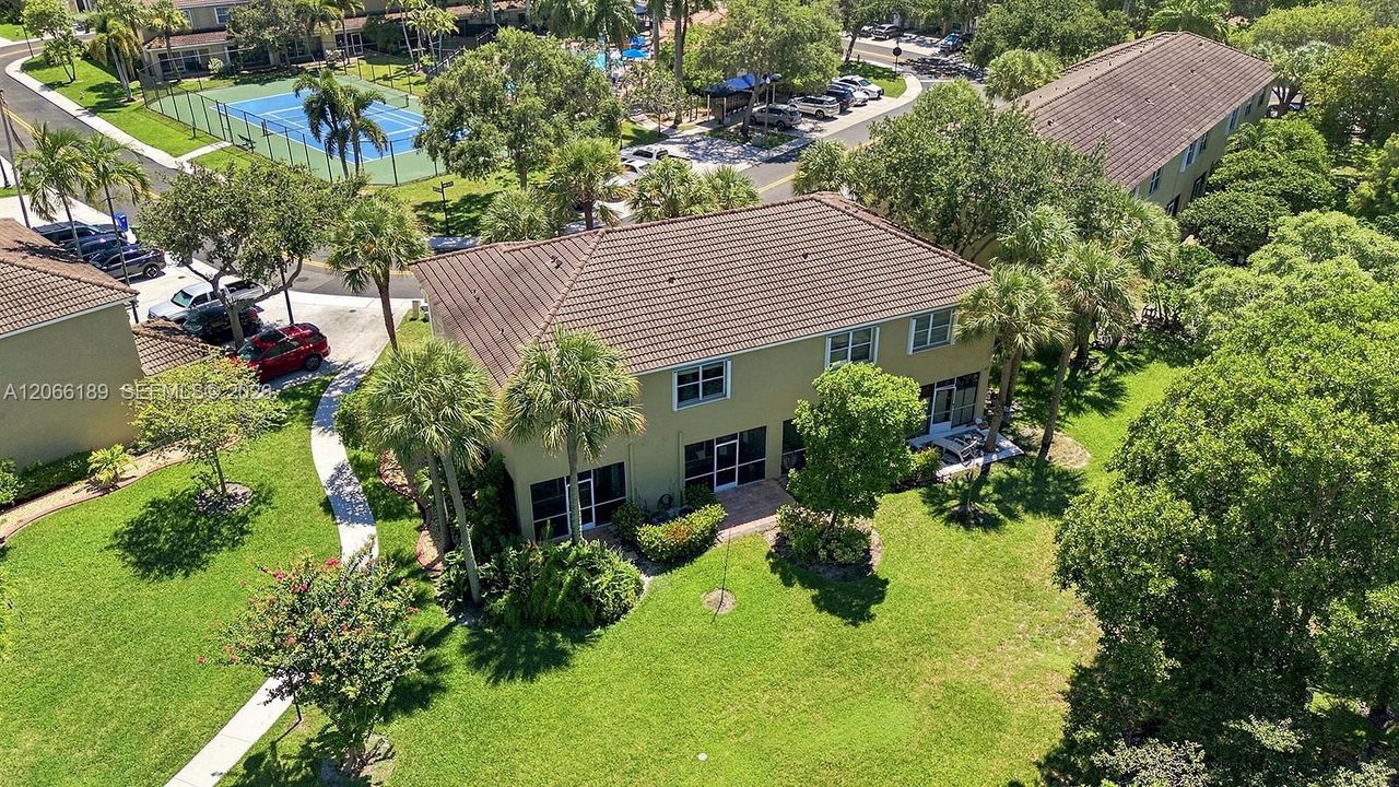 For Sale: $415,000 (2 beds, 2 baths, 1024 Square Feet)