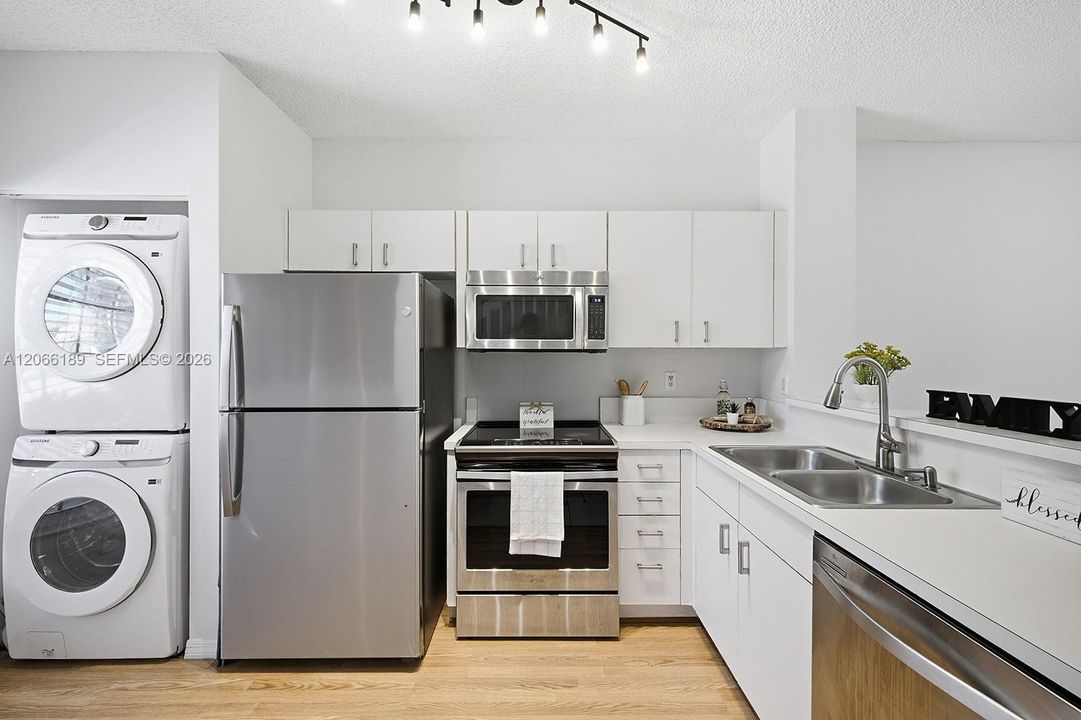 For Sale: $415,000 (2 beds, 2 baths, 1024 Square Feet)