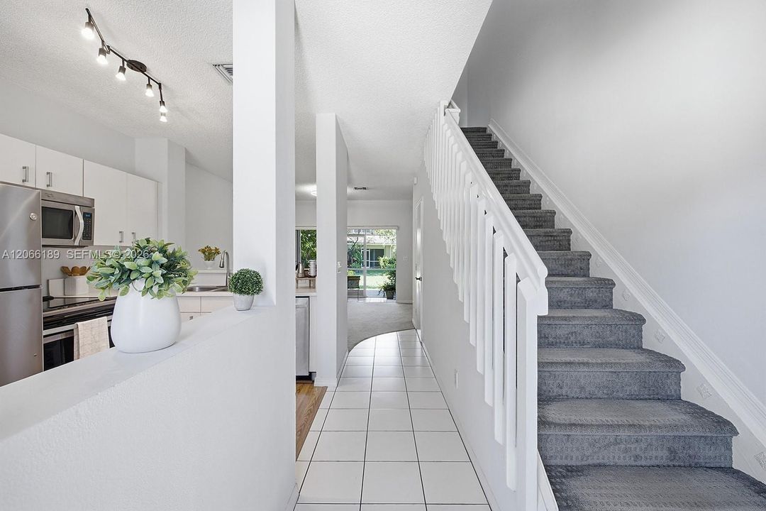 For Sale: $415,000 (2 beds, 2 baths, 1024 Square Feet)