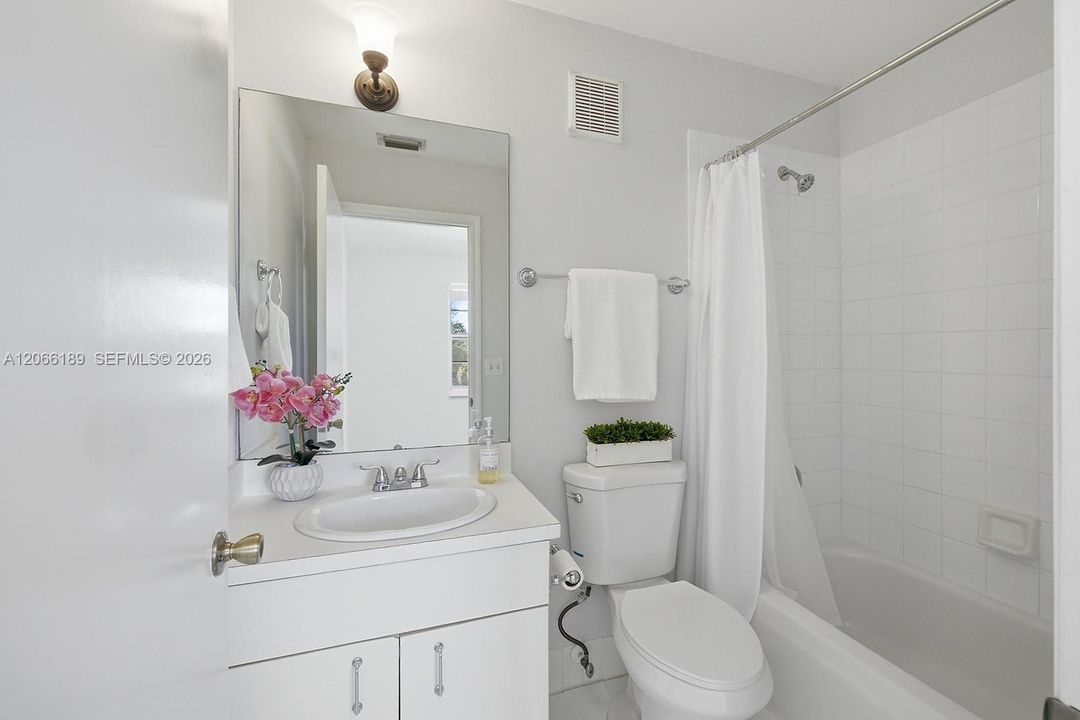 For Sale: $415,000 (2 beds, 2 baths, 1024 Square Feet)