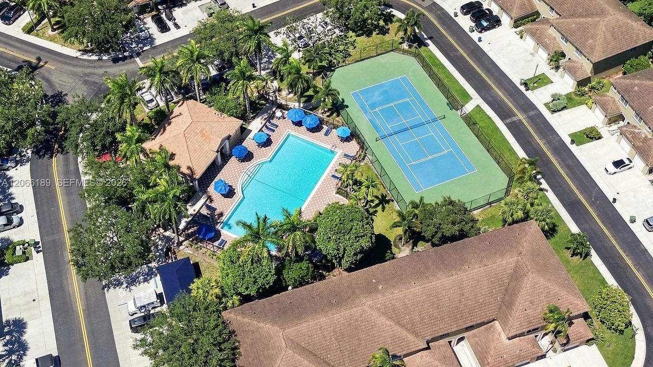 For Sale: $415,000 (2 beds, 2 baths, 1024 Square Feet)