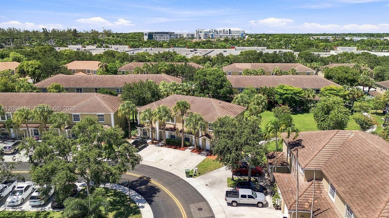 For Sale: $415,000 (2 beds, 2 baths, 1024 Square Feet)