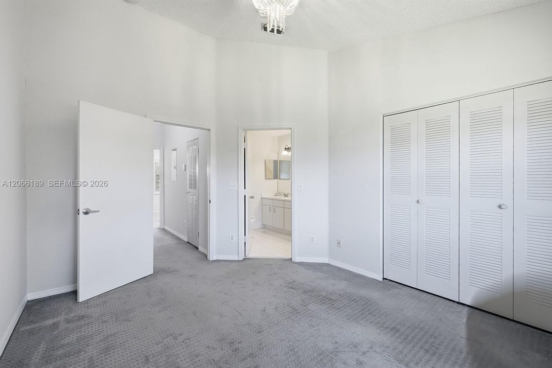 For Sale: $415,000 (2 beds, 2 baths, 1024 Square Feet)