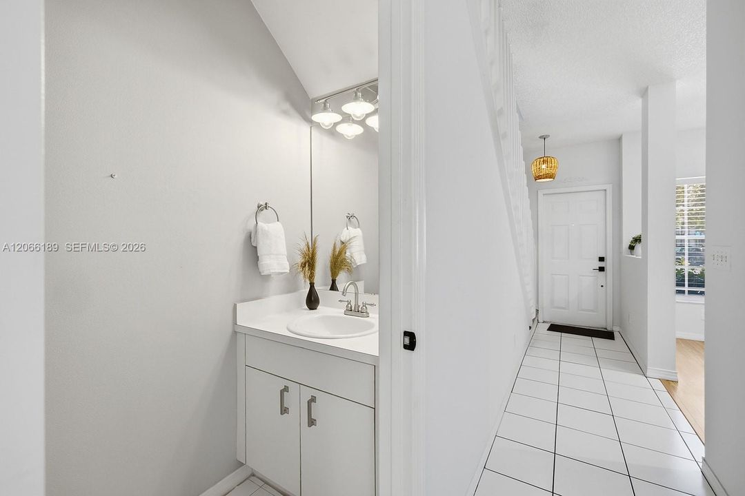 For Sale: $415,000 (2 beds, 2 baths, 1024 Square Feet)