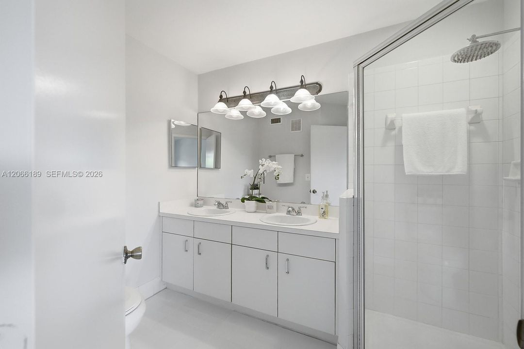 For Sale: $415,000 (2 beds, 2 baths, 1024 Square Feet)