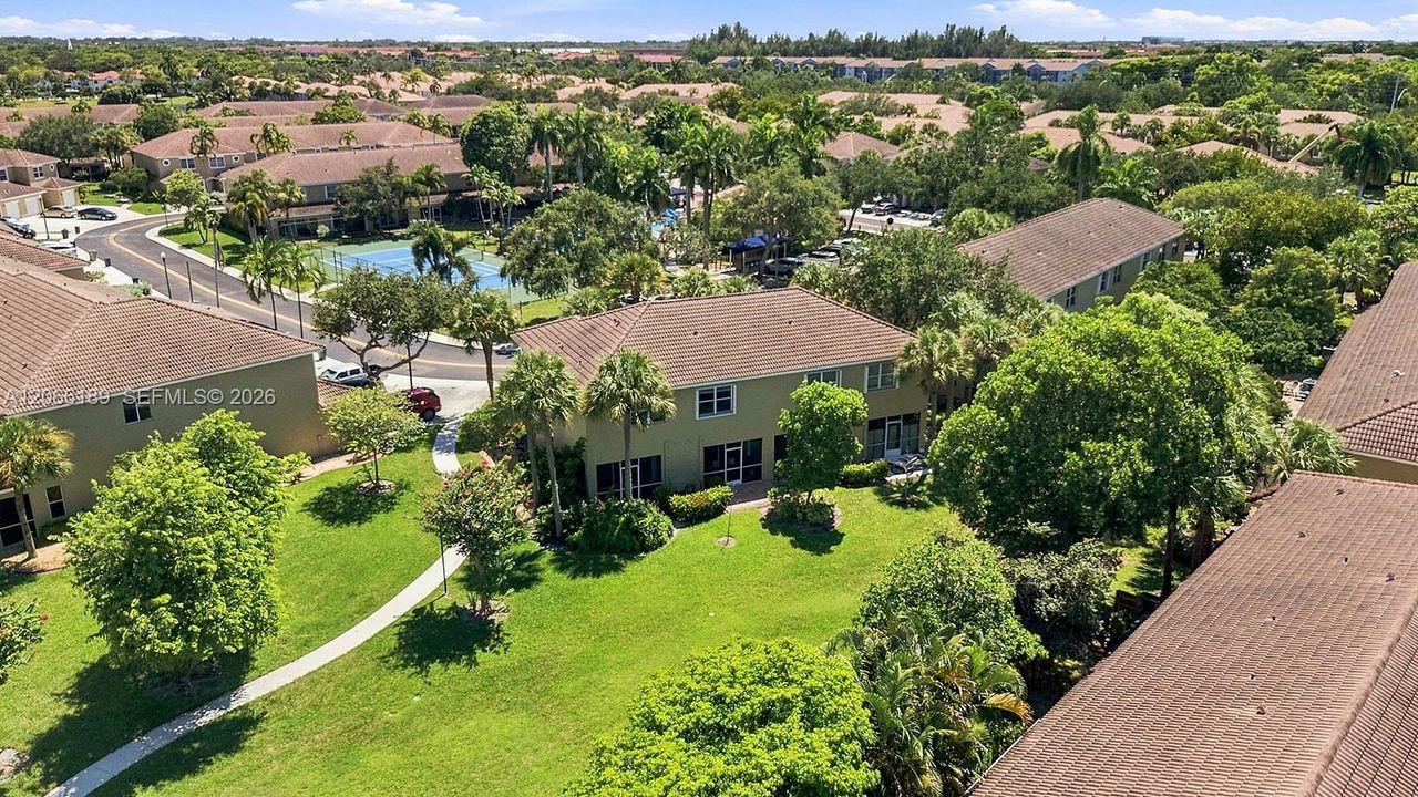 For Sale: $415,000 (2 beds, 2 baths, 1024 Square Feet)