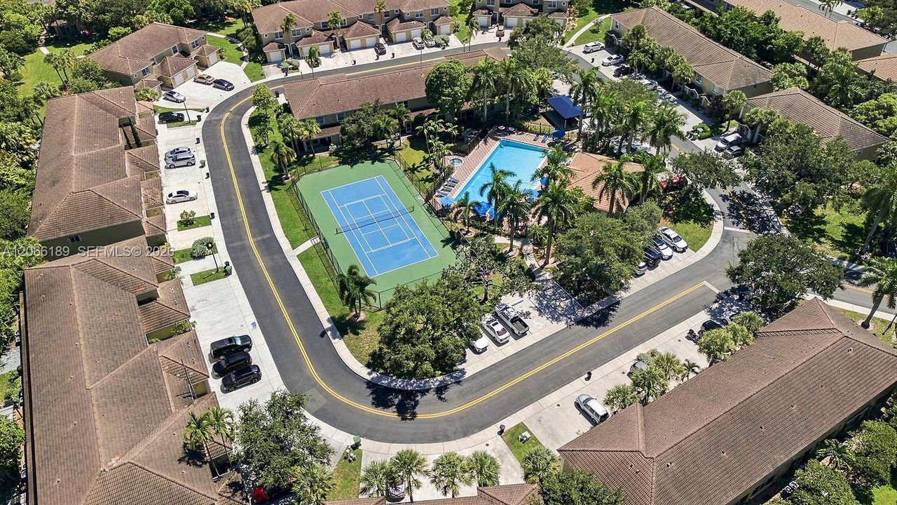 For Sale: $415,000 (2 beds, 2 baths, 1024 Square Feet)