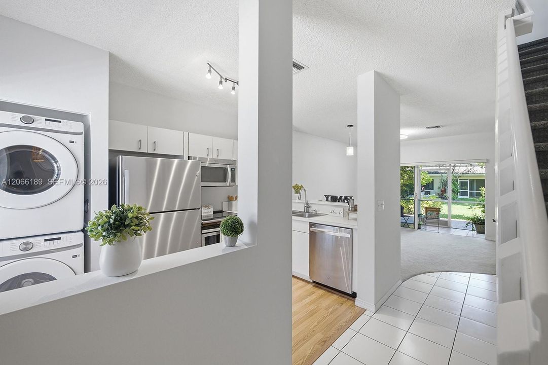 For Sale: $415,000 (2 beds, 2 baths, 1024 Square Feet)