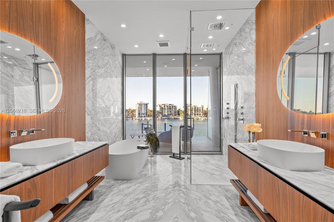 For Sale: $5,795,000 (3 beds, 3 baths, 2433 Square Feet)