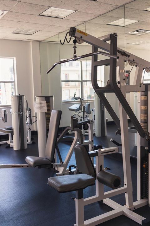 For Sale: $305,000 (1 beds, 1 baths, 898 Square Feet)