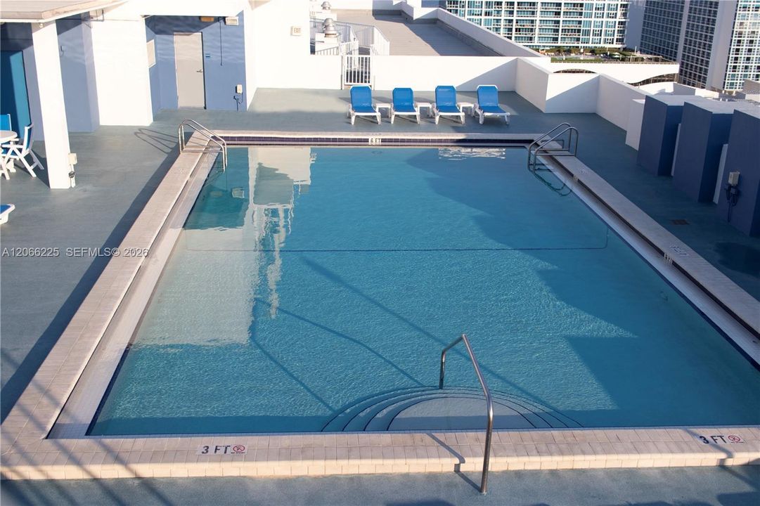 For Sale: $305,000 (1 beds, 1 baths, 898 Square Feet)