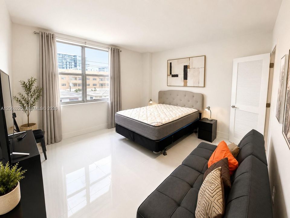 For Sale: $305,000 (1 beds, 1 baths, 898 Square Feet)