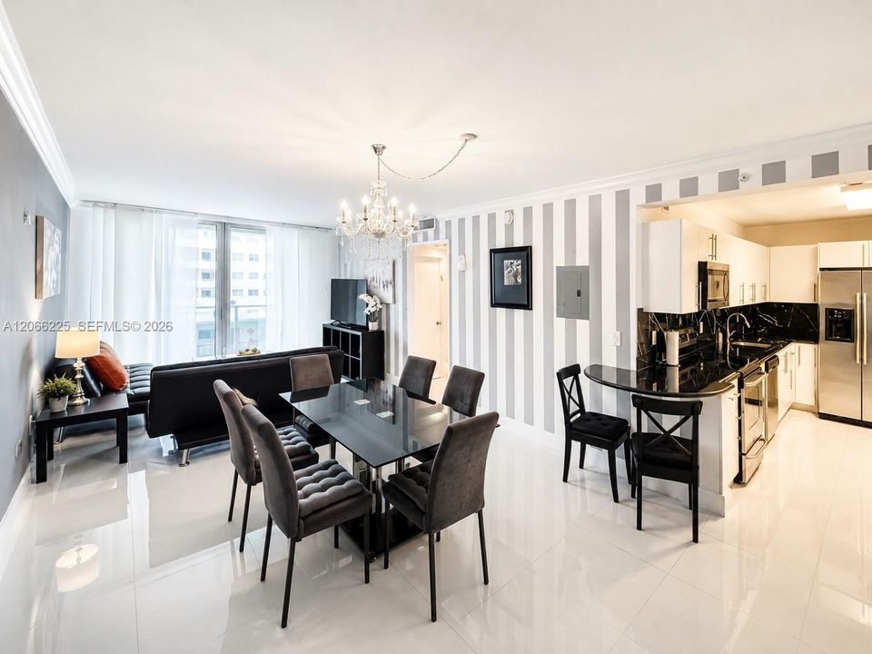For Sale: $305,000 (1 beds, 1 baths, 898 Square Feet)