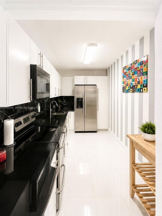 For Sale: $305,000 (1 beds, 1 baths, 898 Square Feet)