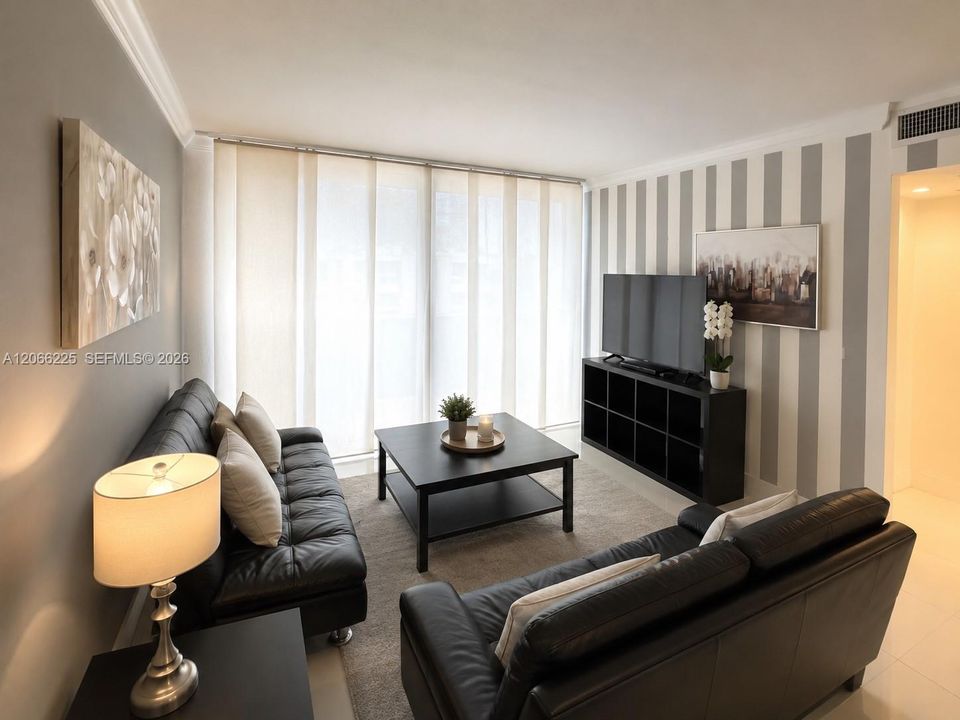For Sale: $305,000 (1 beds, 1 baths, 898 Square Feet)