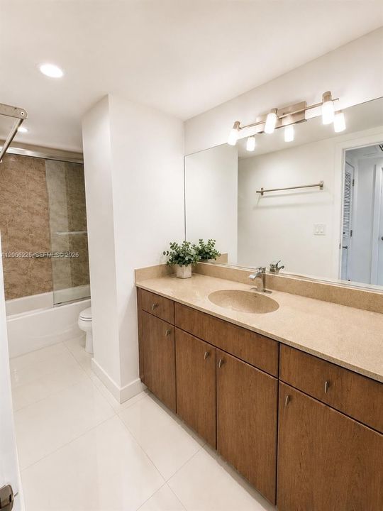 For Sale: $305,000 (1 beds, 1 baths, 898 Square Feet)