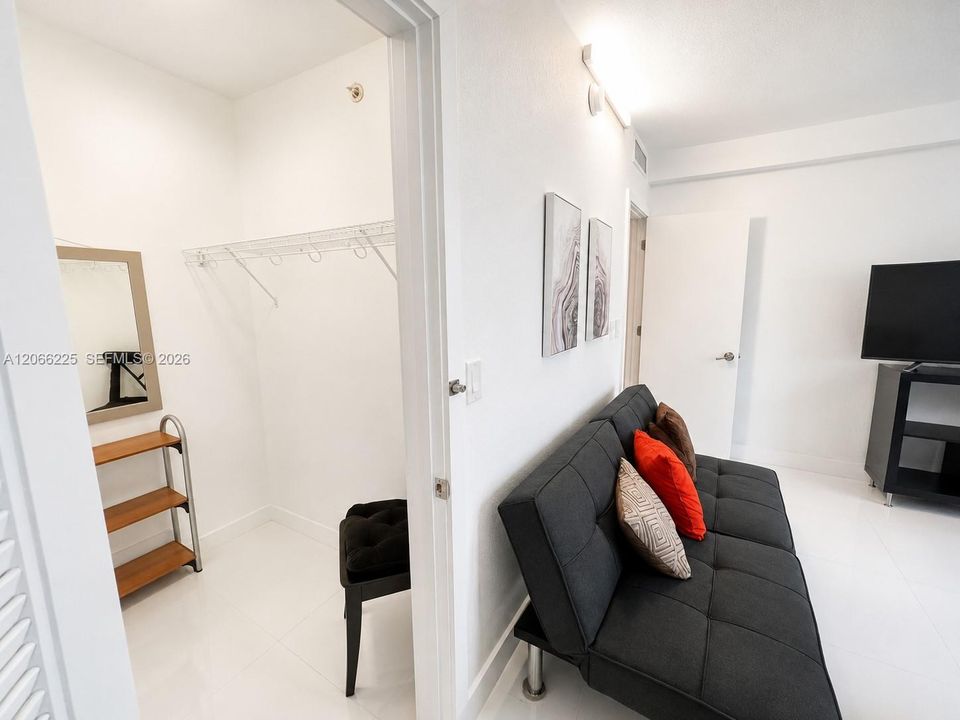 For Sale: $305,000 (1 beds, 1 baths, 898 Square Feet)