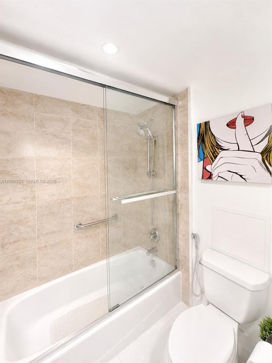 For Sale: $305,000 (1 beds, 1 baths, 898 Square Feet)