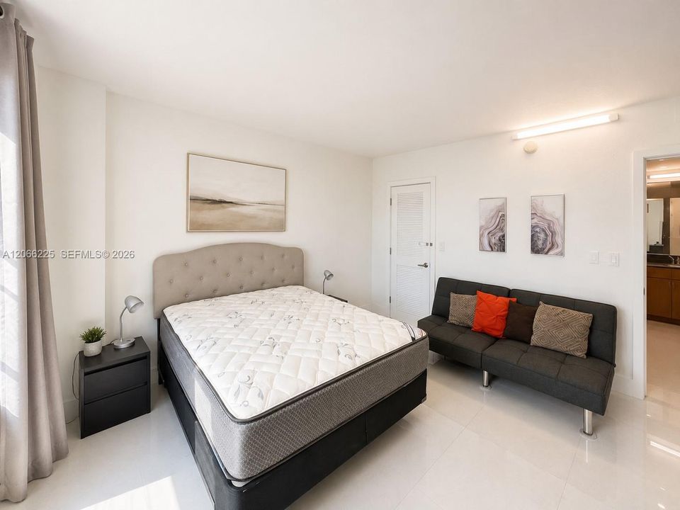 For Sale: $305,000 (1 beds, 1 baths, 898 Square Feet)