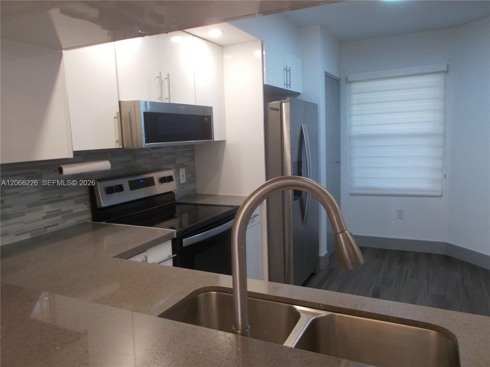 待售: $225,000 (2 贝兹, 1 浴室, 1032 平方英尺)