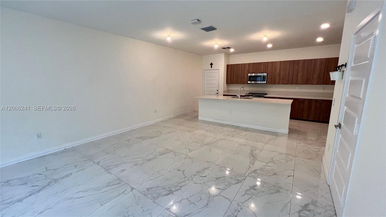 For Rent: $3,950 (3 beds, 2 baths, 1610 Square Feet)