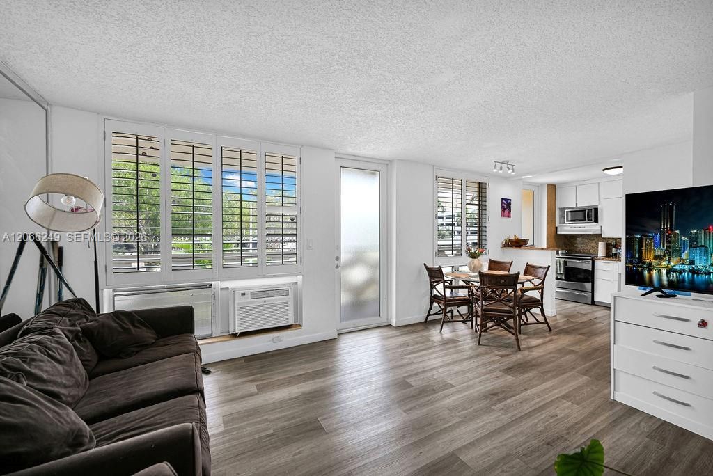For Sale: $159,000 (2 beds, 1 baths, 650 Square Feet)