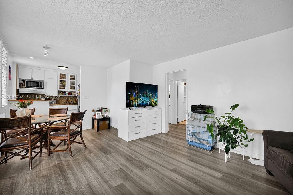 For Sale: $159,000 (2 beds, 1 baths, 650 Square Feet)