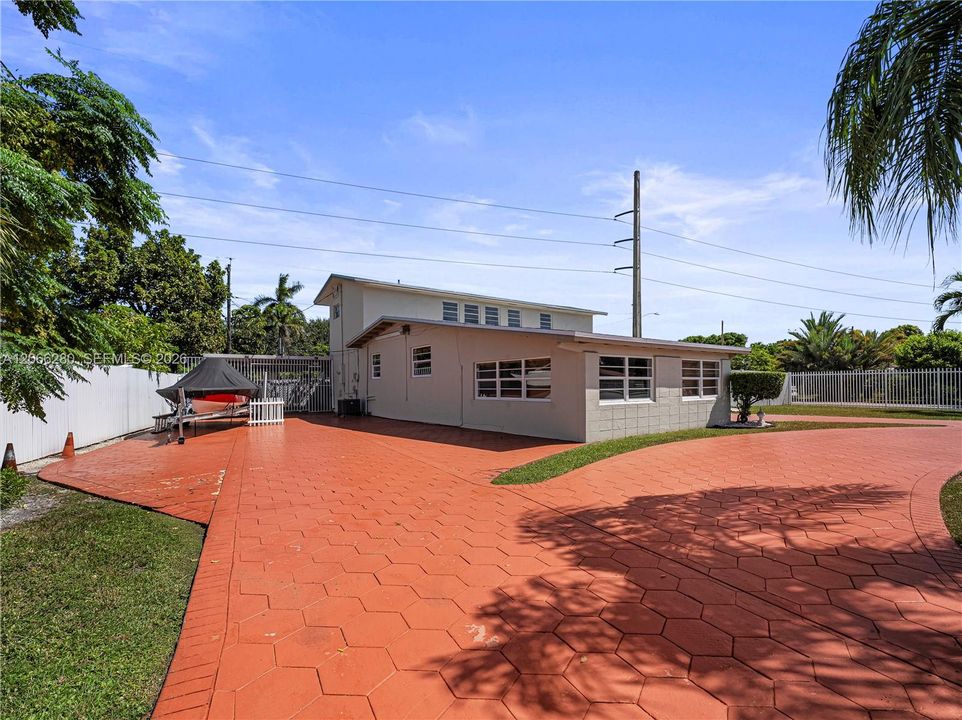 En Venta: $825,000 (4 camas, 3 baños, 2352 Pies cuadrados)