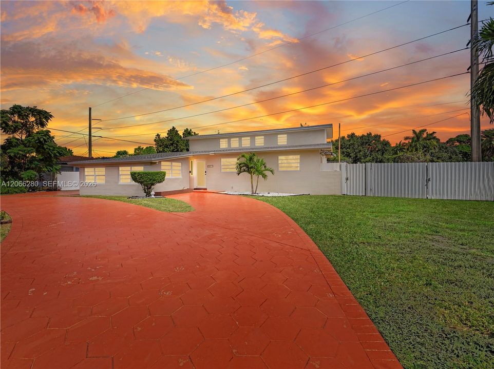 En Venta: $825,000 (4 camas, 3 baños, 2352 Pies cuadrados)