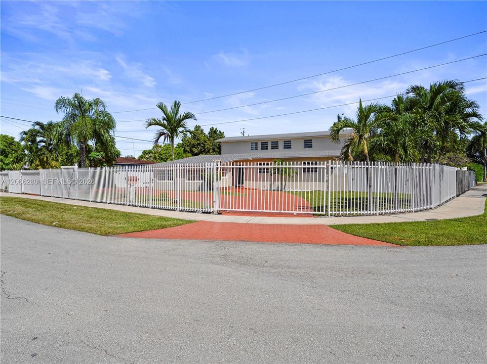 En Venta: $825,000 (4 camas, 3 baños, 2352 Pies cuadrados)