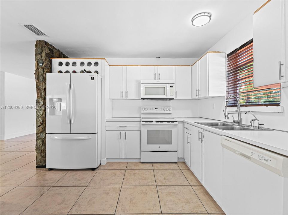 En Venta: $825,000 (4 camas, 3 baños, 2352 Pies cuadrados)