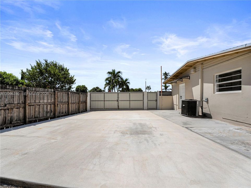 En Venta: $825,000 (4 camas, 3 baños, 2352 Pies cuadrados)