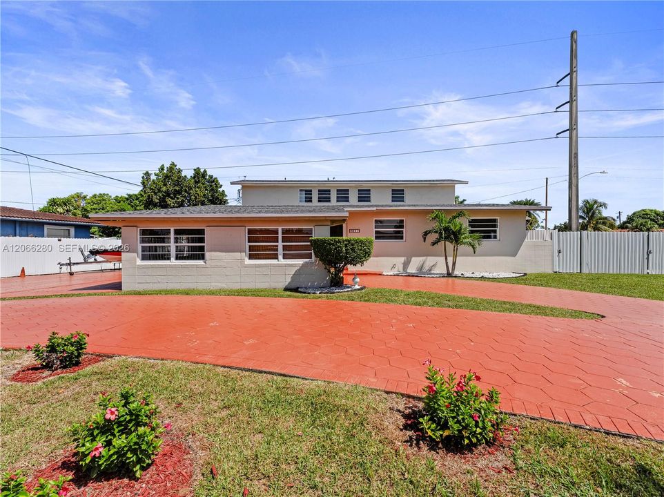 En Venta: $825,000 (4 camas, 3 baños, 2352 Pies cuadrados)