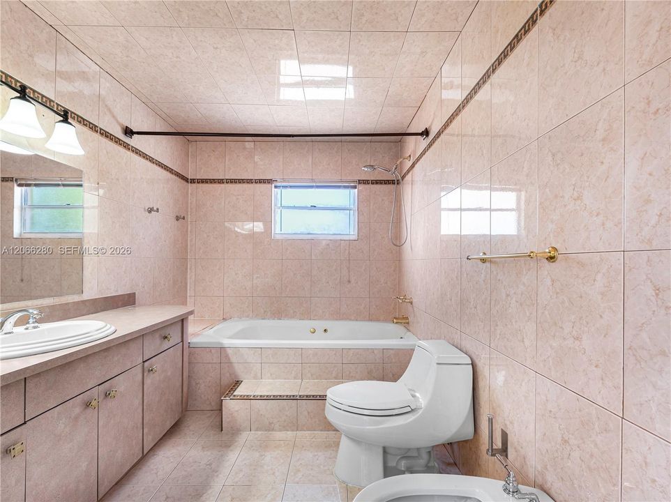En Venta: $825,000 (4 camas, 3 baños, 2352 Pies cuadrados)