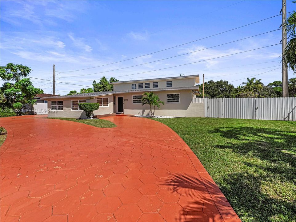 En Venta: $825,000 (4 camas, 3 baños, 2352 Pies cuadrados)