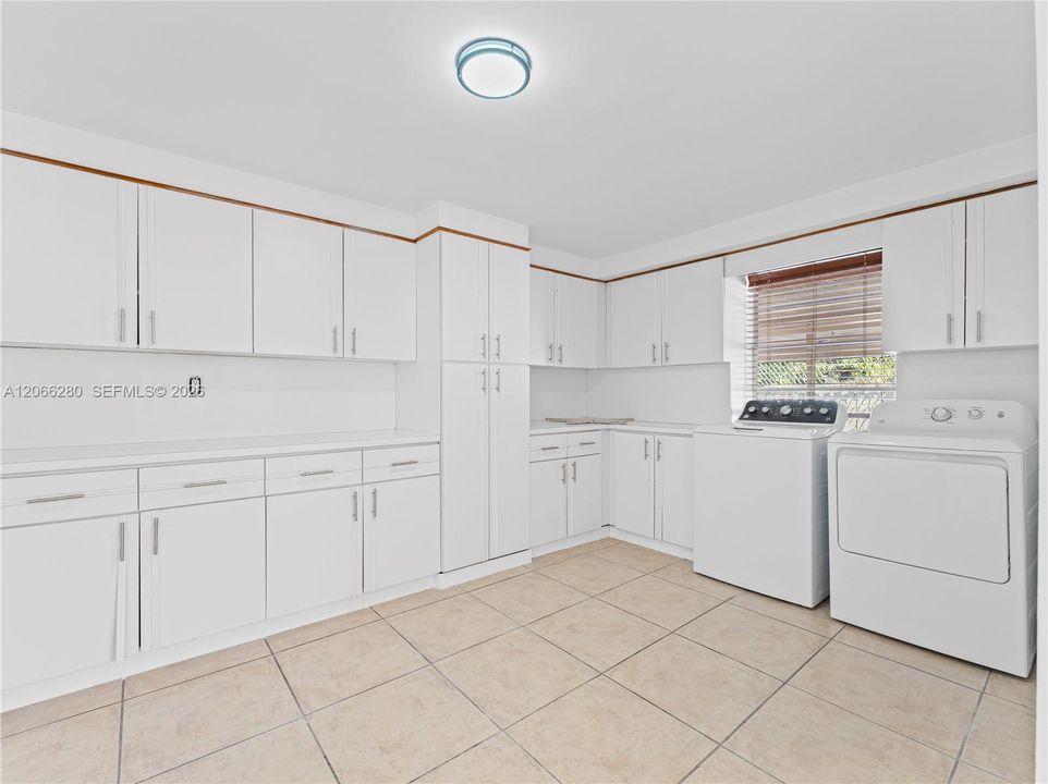 En Venta: $825,000 (4 camas, 3 baños, 2352 Pies cuadrados)