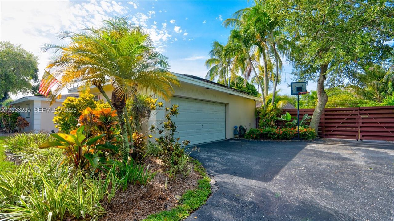 For Rent: $8,500 (3 beds, 2 baths, 1864 Square Feet)