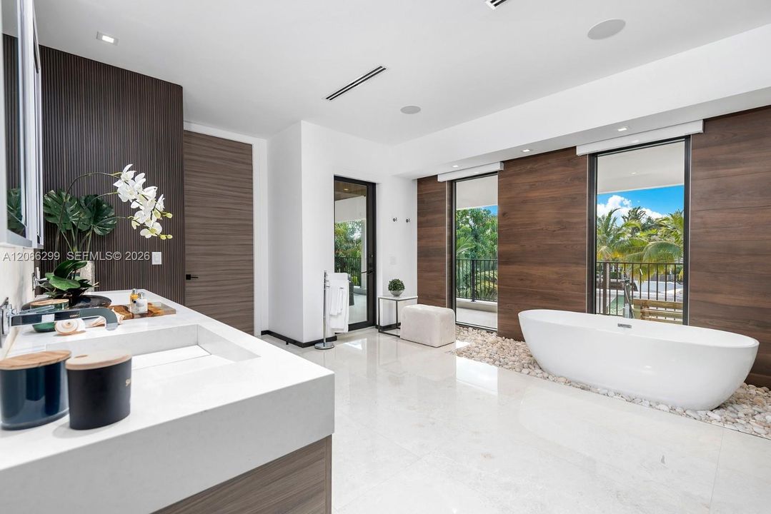 Recently Rented: $55,000 (7 beds, 6 baths, 6459 Square Feet)
